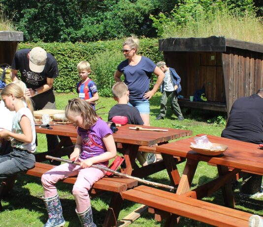 Naturklubben for børn går i snitteværkstedet